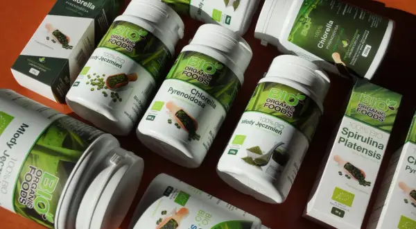 Chlorella i spirulina razem czy osobno? Na zdjęciu opakowania suplementów diety: chlorella, spirulina i młody jęczmień.