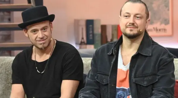Dwóch jurorów The Voice Kids: jeden w czarnym kapeluszu i z kozim zarostem, drugi w dżinsowej kurtce.