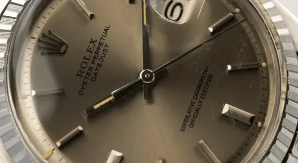 Esfera de un Rolex Oyster Perpetual Datejust, con el logo de la corona y el texto "Superlative Chronometer Officially Certified". El número de serie Rolex es visible en el reverso.