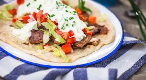 Co do sałatki gyros: pyszny przepis, składniki i wartości odżywcze