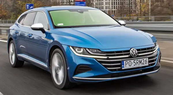 Niebieski Volkswagen Arteon na drodze, sprawdzam jego aktualną volkswagen arteon cena.