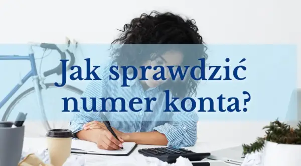 Kobieta pisze, wykonując weryfikację rachunku bankowego. Na biurku kalkulator, kubek i rower w tle.