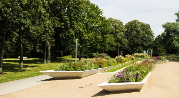 Blumenbeete mit Lavendel und bunten Blüten säumen Wege im Park der igs wilhelmsburg.