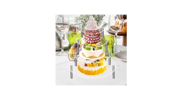 Torta a 3 piani con pan di spagna, decorata con frutta e fiori, su un espositore a più livelli, pronta per una festa.