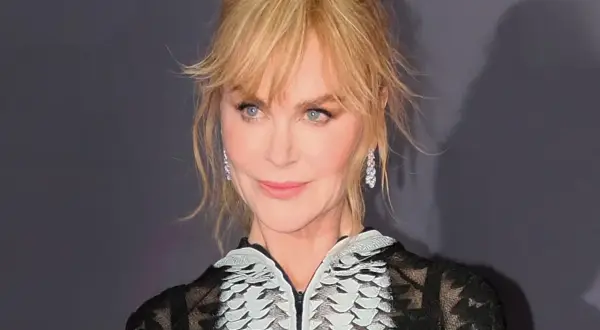 Blondynka z grzywką hollywoodzką, w eleganckiej sukni, z błyszczącymi kolczykami.