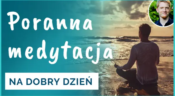 Poranna medytacja na dobry dzień. Mężczyzna siedzi na plaży, medytując o wschodzie słońca.