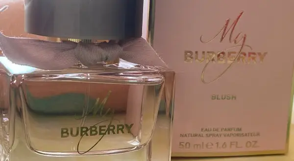 Elegancki flakonik perfum My Burberry Blush z różową wstążeczką i pudełkiem w pastelowym odcieniu.