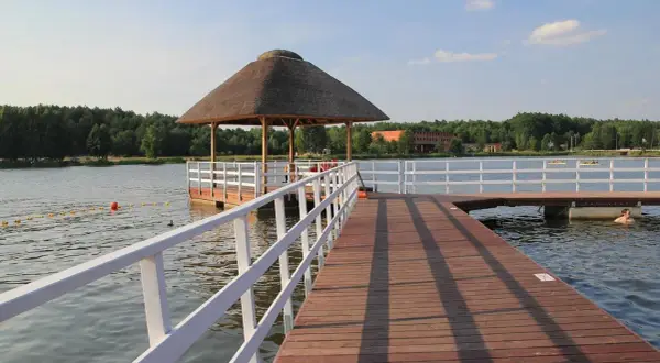 Drewniany pomost nad wodą, zadaszona altana i kąpielisko na zalewie Siemiatycze.