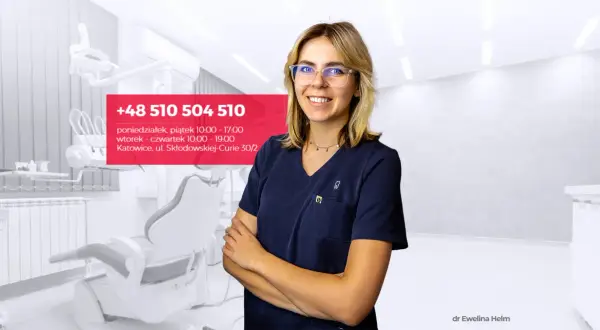 Uśmiechnięta dentystka w gabinecie stomatologicznym, z widocznym numerem telefonu i adresem.