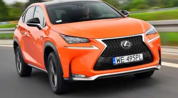 Pomarańczowy Lexus NX 300h w ruchu. Czy to początek usterki, czy tylko dynamiczna jazda?