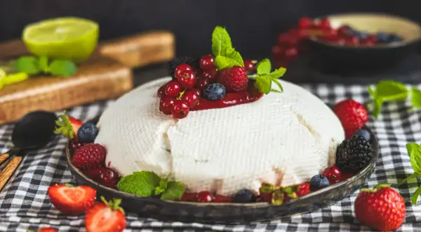 Erfrischende Joghurtbombe mit Beeren und Minze. Ein leichtes Dessert, das perfekt zu jedem Anlass passt. Dieses joghurtbombe rezept ist ein Genuss!