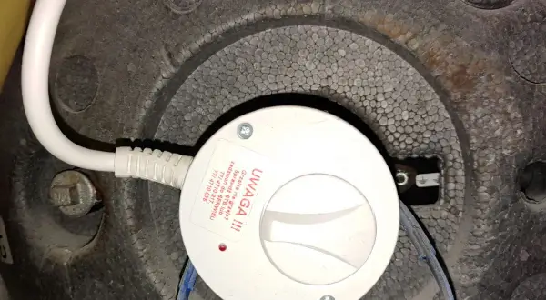 Pokazuje element bojlera z termostatem, gdzie można ustawić grzałkę. Widoczny napis "UWAGA !!! Grzałka nie grzeje?".