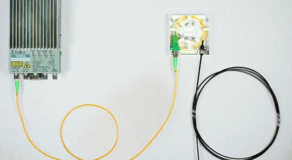 Ile trwa montaż światłowodu w bloku? Sprawdź, co może opóźnić instalację
