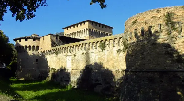 Rocche e mura imponenti, un esempio di cosa vedere a Forlì. Un luogo storico che incanta con la sua architettura.