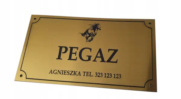 Złote tabliczki z imionami dla Pegaza i Agnieszki. Eleganckie tabliczki z numerem telefonu.