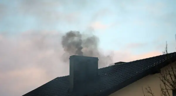 Jak sprawdzić cug w kominie i uniknąć niebezpieczeństw związanych z dymem
