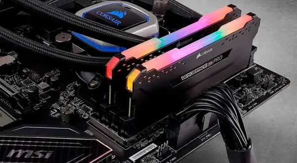 Dos módulos de memoria RAM Corsair Vengeance RGB Pro con iluminación arcoíris instalados en una placa base MSI, funcionando en dual channel.