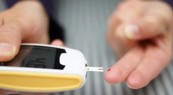 Pomiar glukometrem pokazuje prawidłowy poziom cukru we krwi z palca. Wynik 4.8 mmol/L.