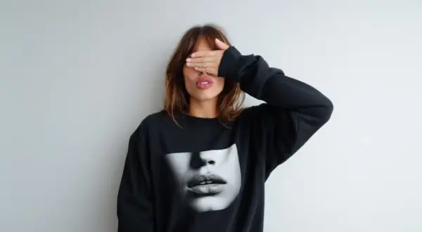 Dlaczego dziewczyny chcą bluzy? Odkryj emocje i komfort w modzie