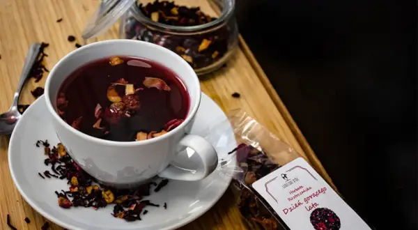 Czy herbaty owocowe mają kalorie? Ta aromatyczna, czerwona herbata z kawałkami owoców i płatków róż, podana w filiżance, z pewnością kusi.