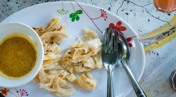 Chrupiące placki roti z aromatycznym curry i herbatą. Idealne śniadanie lub przekąska.