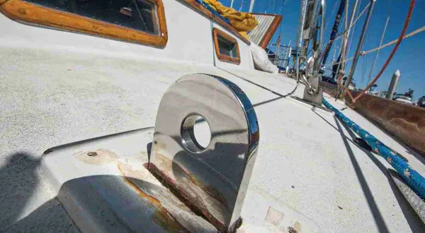 Dettaglio di un'ancora su una barca a vela, con segni di ruggine che suggeriscono la presenza di correnti galvaniche.