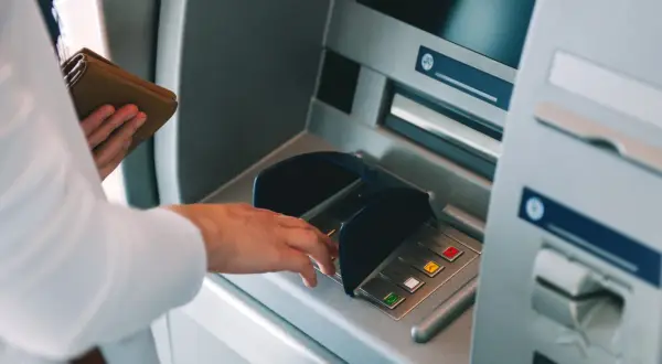 Zestawienie portfela z bankomatem. Niestety, bankomat nie wypłacił pieniędzy, a pobrał z konta.