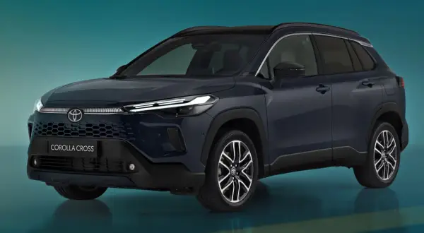 Nowa Toyota Corolla Cross w ciemnogranatowym kolorze, z charakterystycznym grillem i nowoczesnymi światłami.
