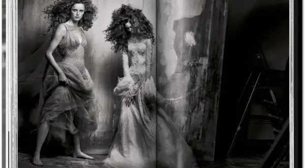 Iconiche modelle con capelli voluminosi in abiti eterei, un'opera di peter lindbergh photography.