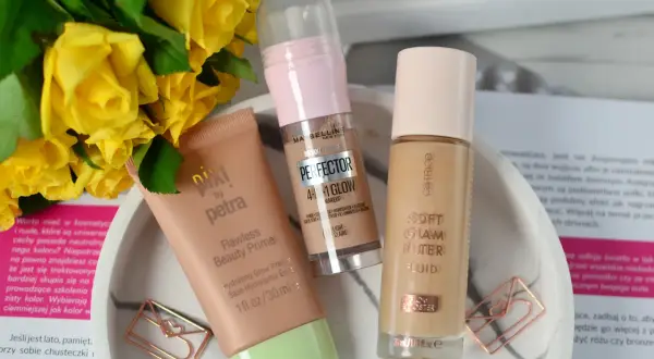 Bazy pod makijaż Pixi, Maybelline i Catrice na tle żółtych róż i ozdobnych spinaczy.