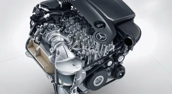 Mercedes-Benz Sprinter Motor mit Turbolader und Riemenantrieb.