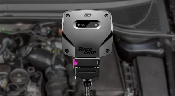Dispositivo Race Chip GTS instalado en un motor. Las chip power opiniones son positivas sobre su rendimiento.