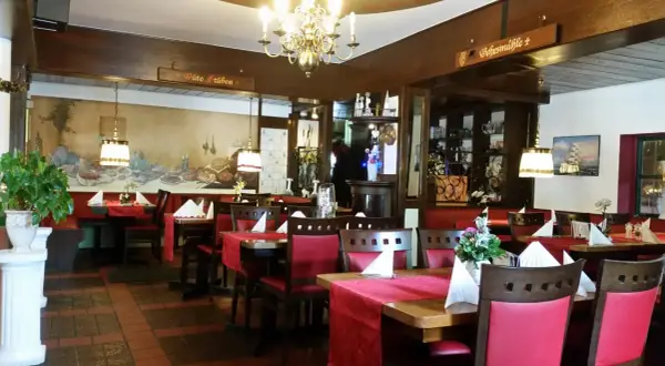 Gemütliche Stuben mit roten Tischdecken und Holzschnitzereien laden zum Verweilen ein. Hier finden Sie einige der besten Restaurants in Bergisch Gladbach.