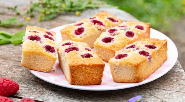 Délicieux financiers framboise sur une assiette, prêts à être dégustés. Une recette simple et gourmande.