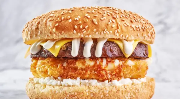 Burger drwala z serem żółtym, chrupiącym kotletem i białym serem. Idealny wybór, jaki ser do burgera drwala?