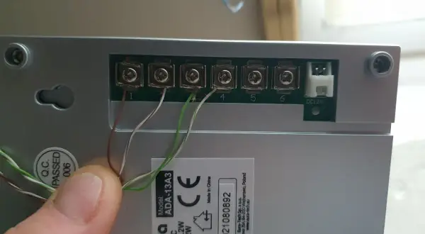 Podłączanie domofonu Orno: widoczne zaciski śrubowe i złącze DC12V. Pomoc w instalacji.