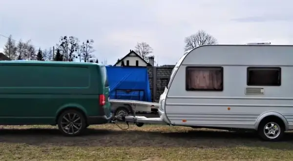 Jak wypoziomować przyczepę kempingową, aby uniknąć problemów z bezpieczeństwem