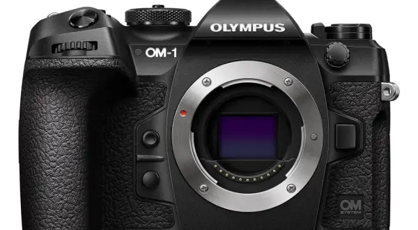 Czarny aparat OM-1 z metalowym bagnetem i logo OM SYSTEM.