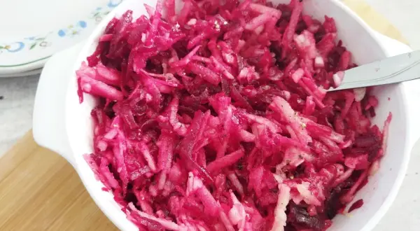 Pyszna surówka z buraków gotowanych, starannie przygotowana, z dodatkiem jabłka i przypraw. Idealna na lekki posiłek.