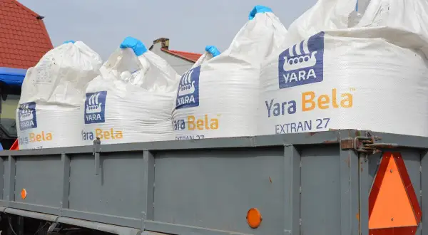 Przyczepa pełna worków z nawozem saletrzak Yara Bela. Gotowe do wyjazdu na pole.