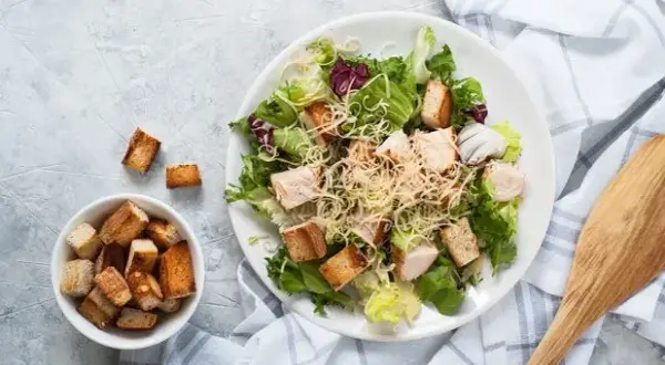 Idealny ser do sałatki Cezar: Parmigiano, Grana czy polski?