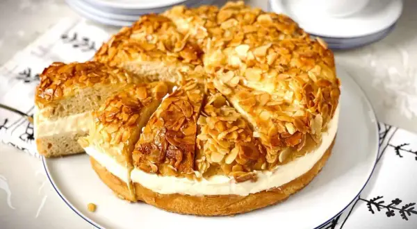 Ein köstlicher Bienenstich Kuchen mit Mandeldecke und cremiger Füllung. Dieses Bienenstich Rezept ist ein Klassiker.