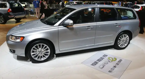 Srebrne Volvo V50 2.4 benzyna na wystawie. Eleganckie kombi z felgami aluminiowymi.