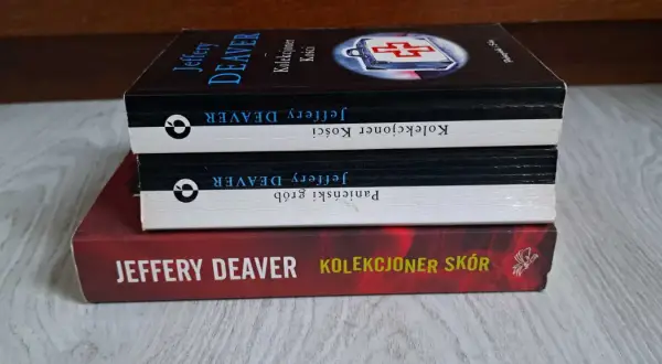 Kolekcjoner kości i skórek, trzy książki Jeffery'ego Deavera ułożone jedna na drugiej.