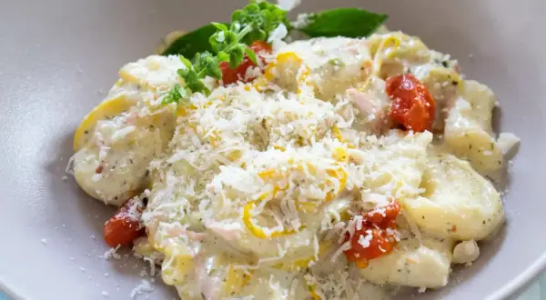 Cremige Gnocchi mit Kirschtomaten, Zucchini und Parmesan. Ein köstliches Gnocchi Rezept, das schnell zubereitet ist.
