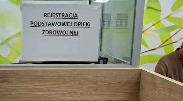 Tabliczka "Rejestracja Podstawowej Opieki Zdrowotnej" w poczekalni. Zapewnienie dostępu do ubezpieczenia zdrowotnego.