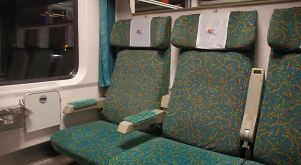 Wagon bez przedziałów PKP Intercity. Rozkład miejsc w wagonie otwartym z wygodnymi siedzeniami.
