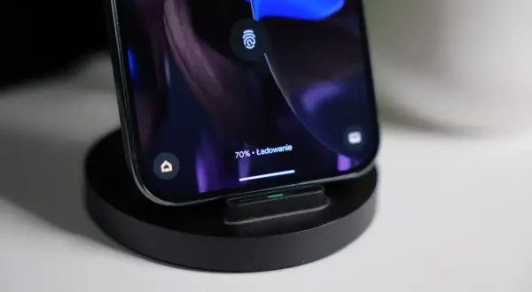 Samsung A53 na ładowarce indukcyjnej, ekran pokazuje 70% ładowania.