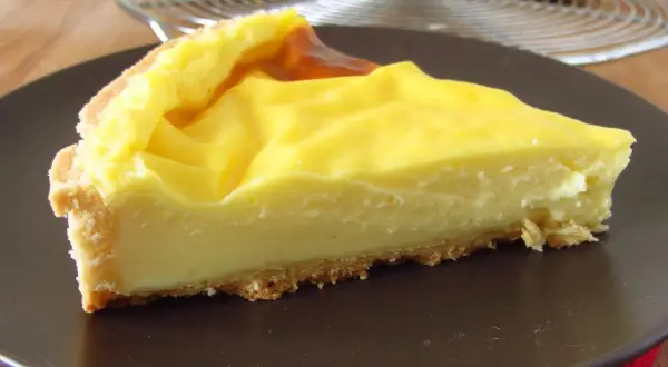 Une part de tarte onctueuse à la crème pâtissière, parfaite pour une recette facile.