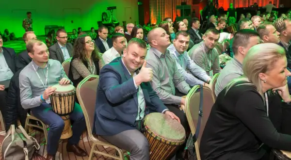 Uczestnicy konferencji uczą się, jak grać na perkusji, bawiąc się rytmami.